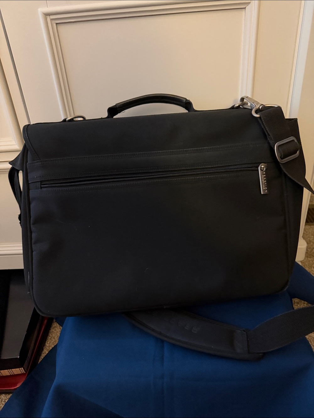 Kenneth Cole Reaction Black Messenger /Laptop Bag with Adjustable Strap - Picture 7 of 9